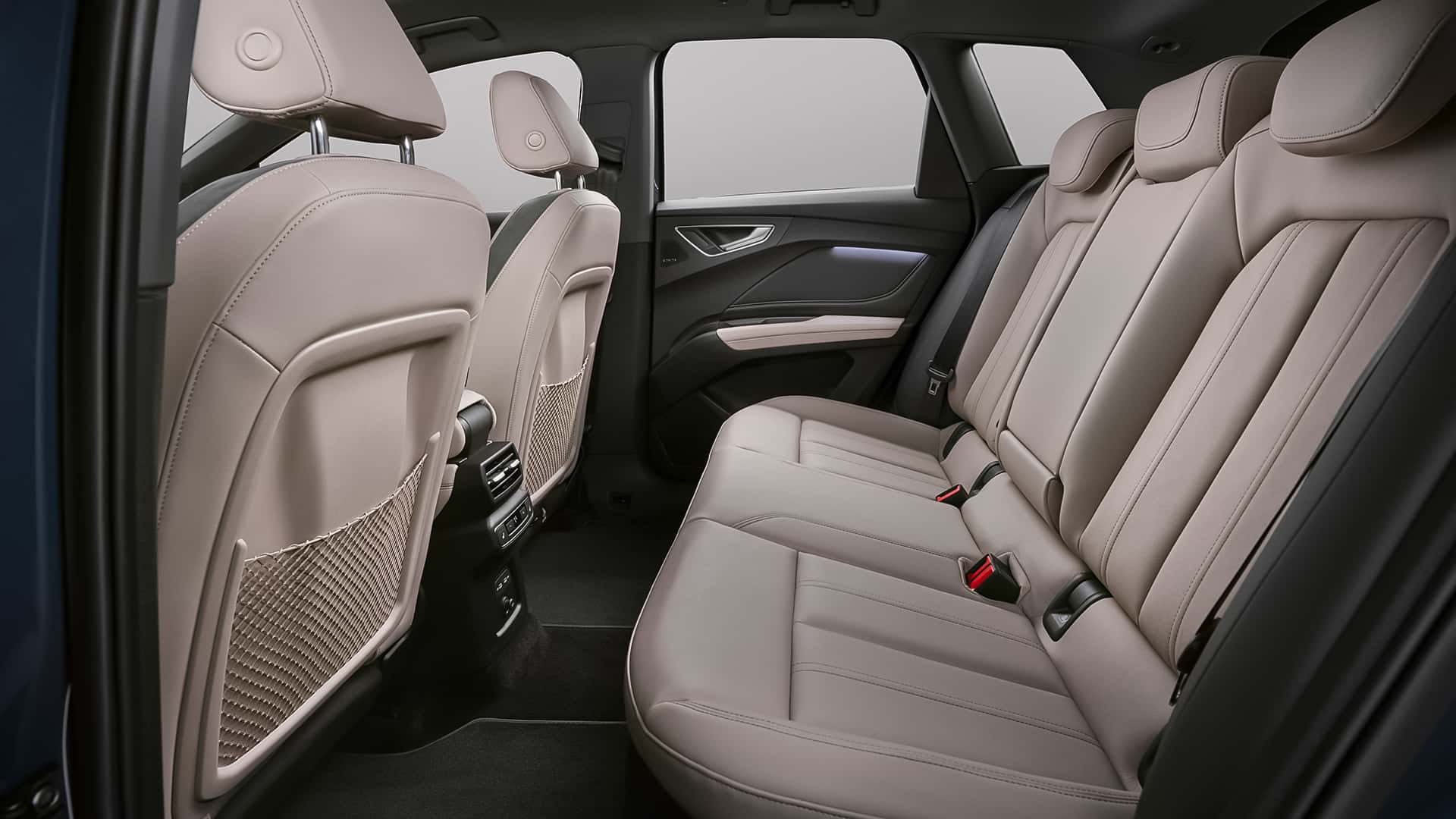 Audi Q4 E-Tron 2027: V2L, зарядка 185 кВт и объединённый экран. Заказы с июня - photo 4