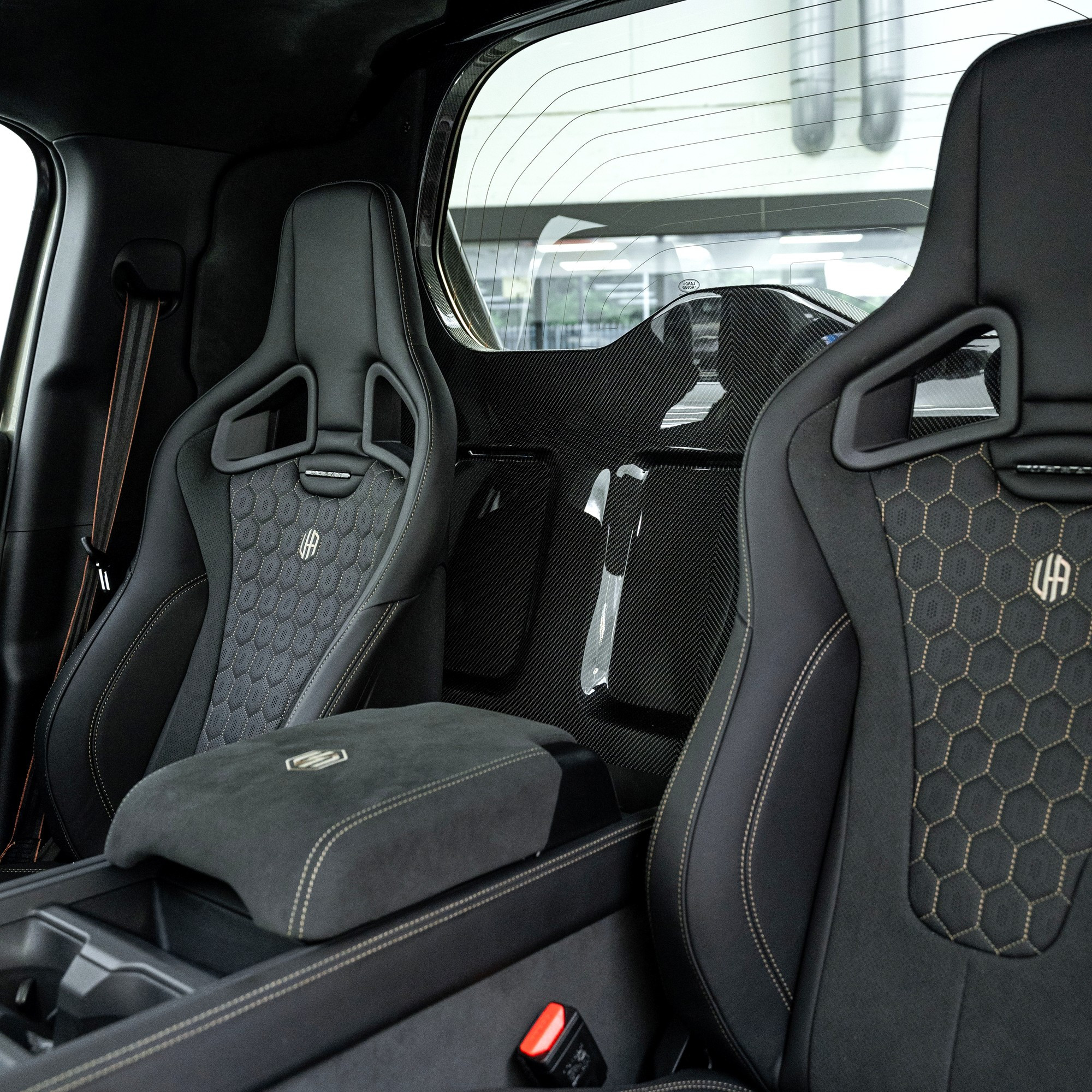 Urban Automotive сделала из Defender карбоновый пикап - interior