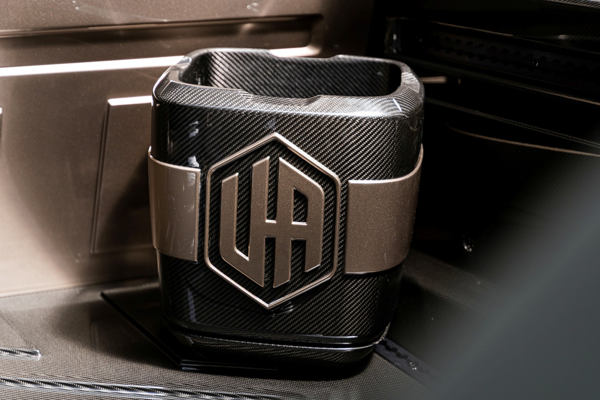 Urban Automotive сделала из Defender карбоновый пикап - photo 9