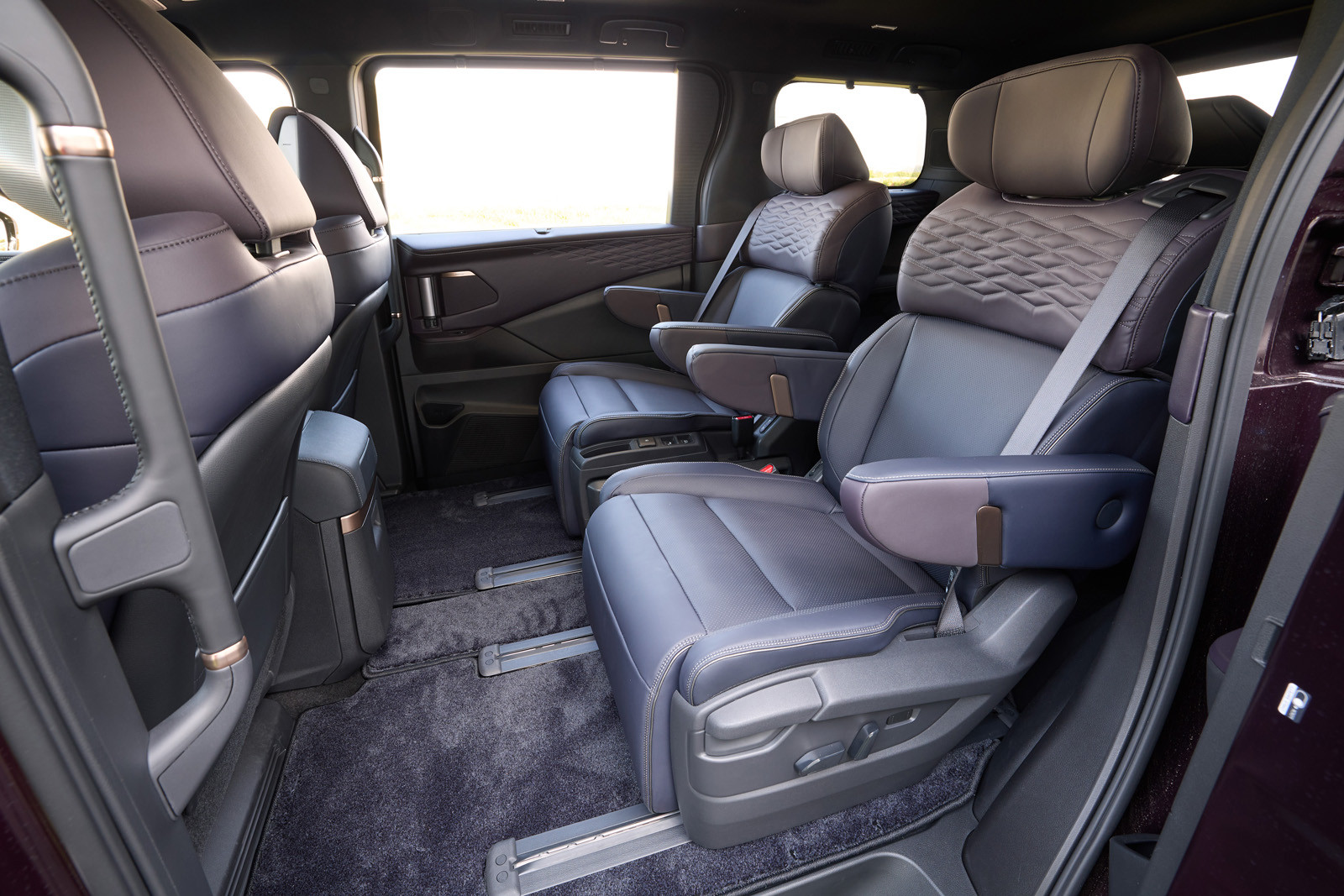 Nissan Elgrand - photo 11