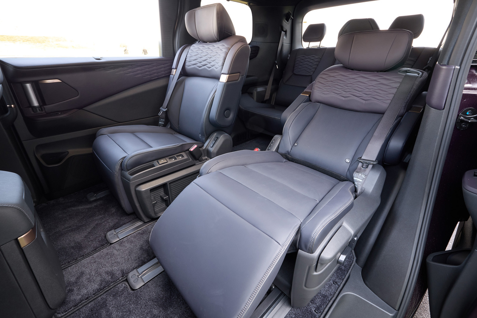 Nissan Elgrand - photo 12