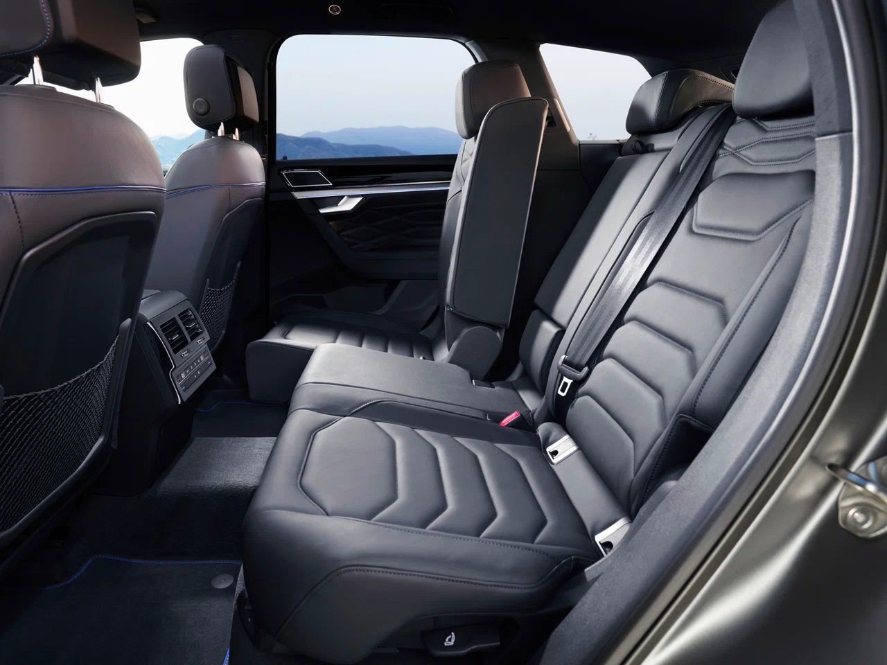 Volkswagen Touareg - photo 8