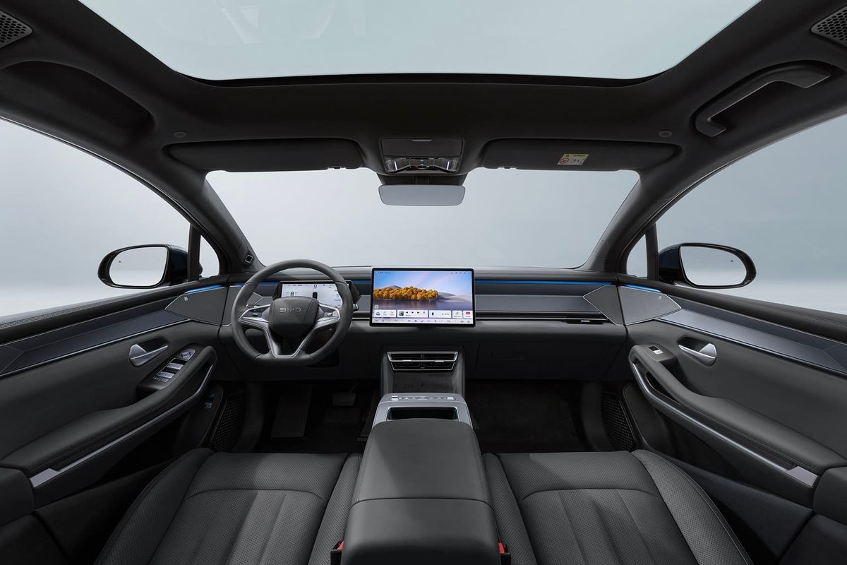BYD Atto 8 interior
