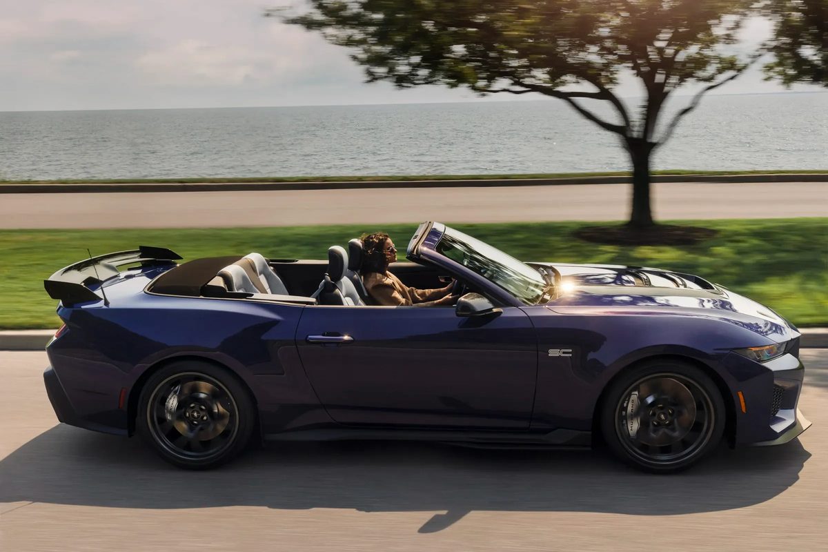 Ford reveals the 795 hp Dark Horse SC convertible - photo 6