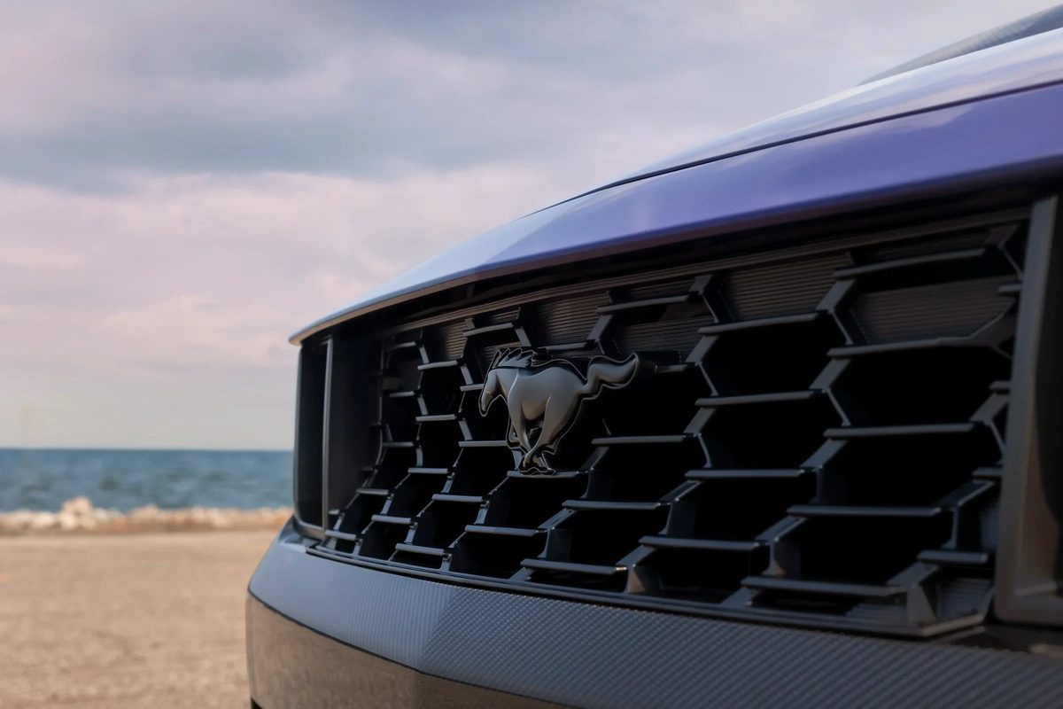 Ford reveals the 795 hp Dark Horse SC convertible - photo 7