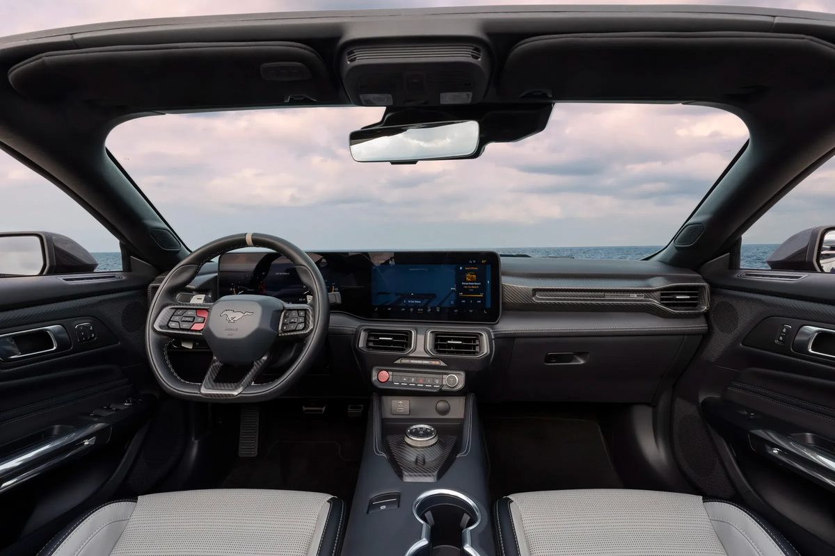 Ford reveals the 795 hp Dark Horse SC convertible - photo 9