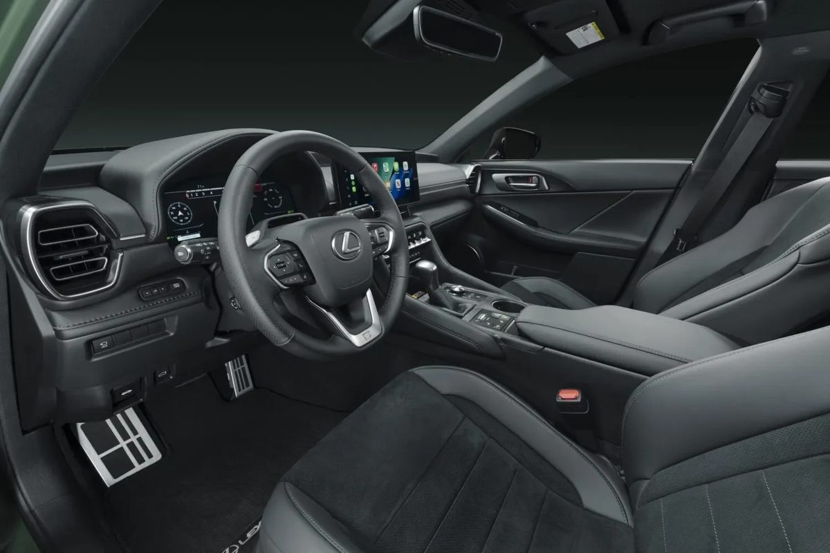Lexus IS 350 F SPORT Envious package interior
