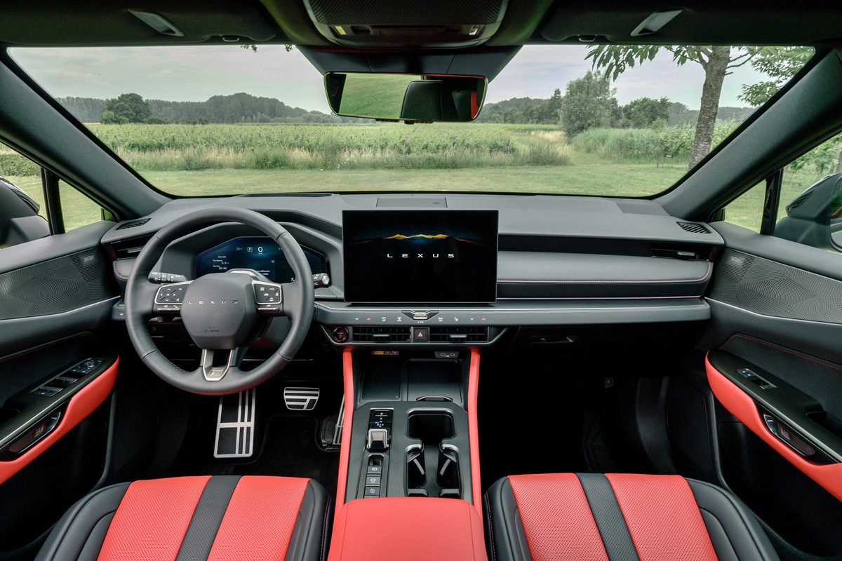 Lexus NX - photo 12