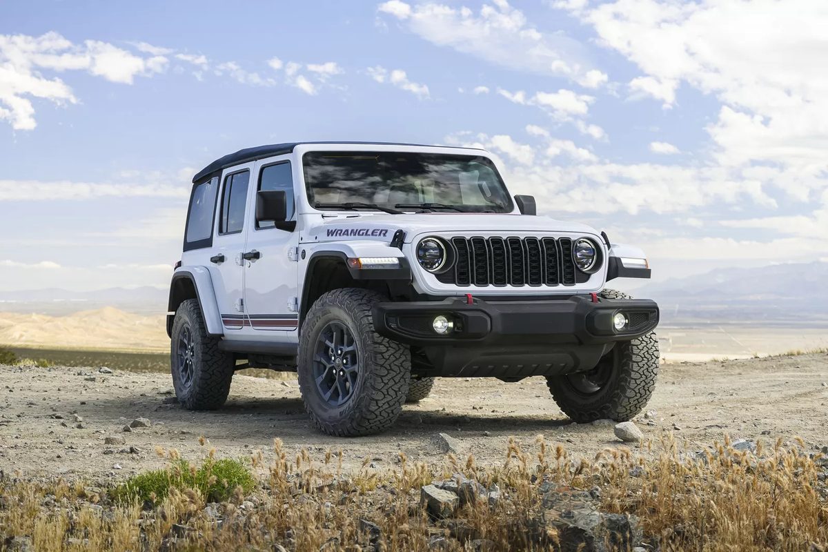 Jeep Wrangler America250: Captain America shield on the spare, V8 optional, $2,095 premium - photo 10