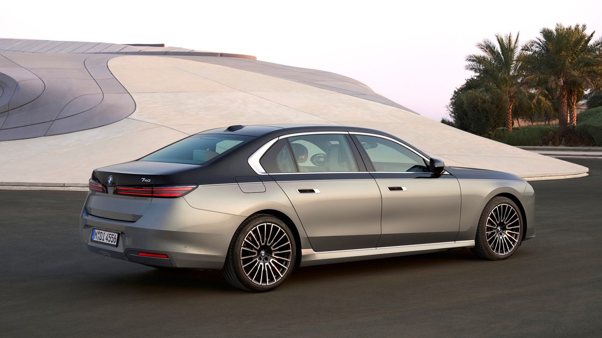 BMW plans more than 40 new and updated models through 2027 - photo 2