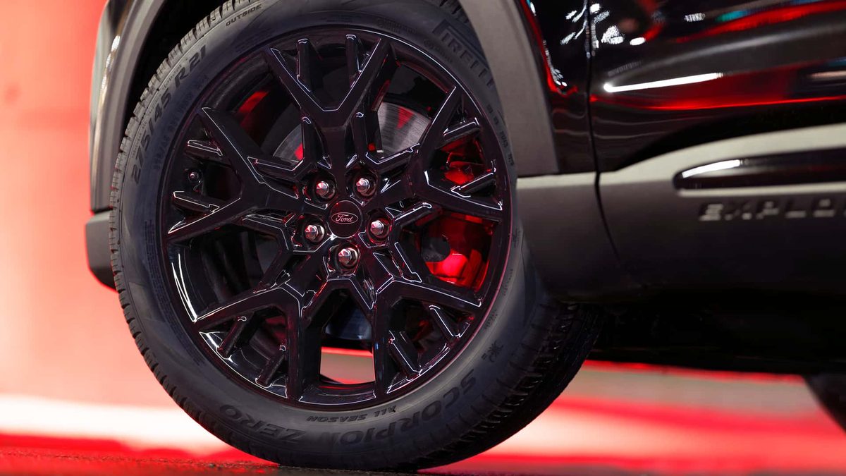 Ford adds factory blackout package to the Explorer ST for $1,695 - photo 3