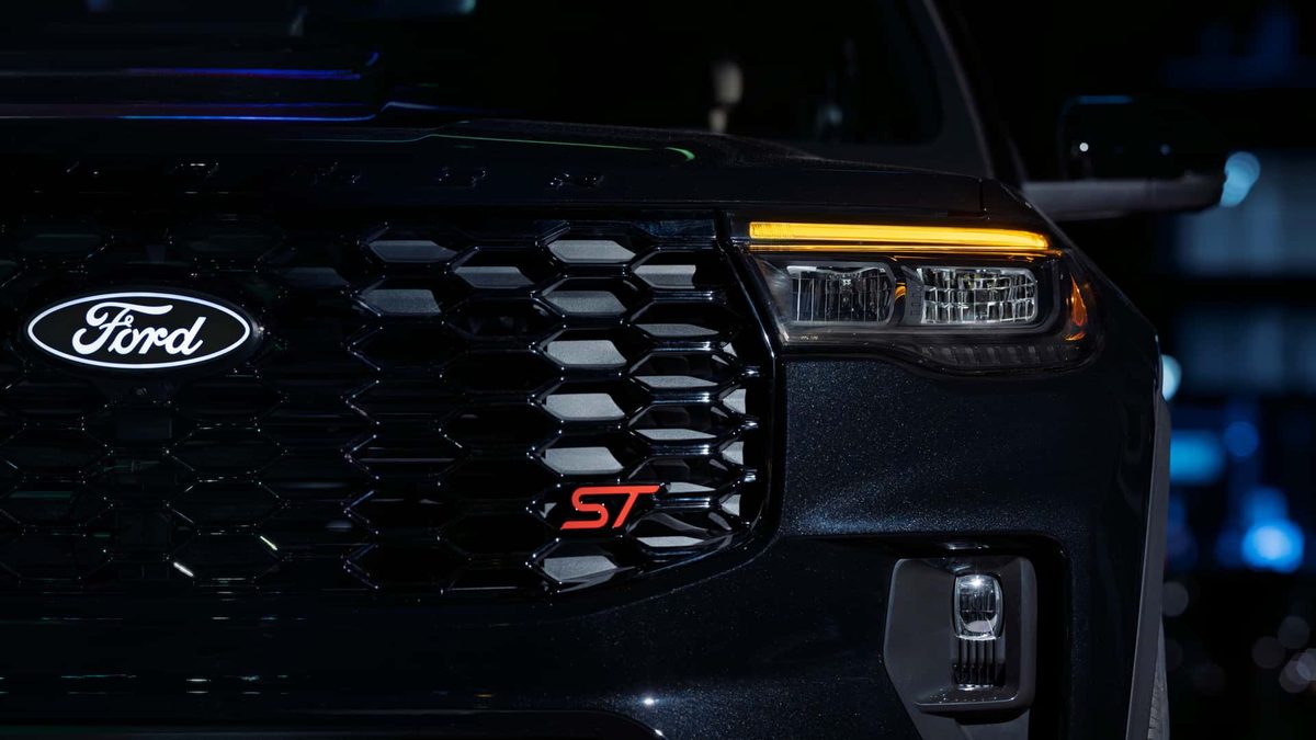 Ford adds factory blackout package to the Explorer ST for $1,695 - photo 6
