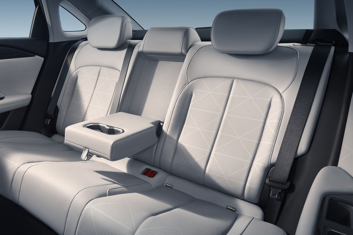 Geely Emgrand i-HEV - photo 2