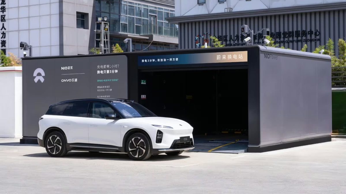 Nio ES6 at a Nio Power swap station