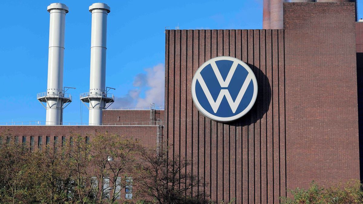 Reuters: VW may close 4 plants, cut 100,000 jobs