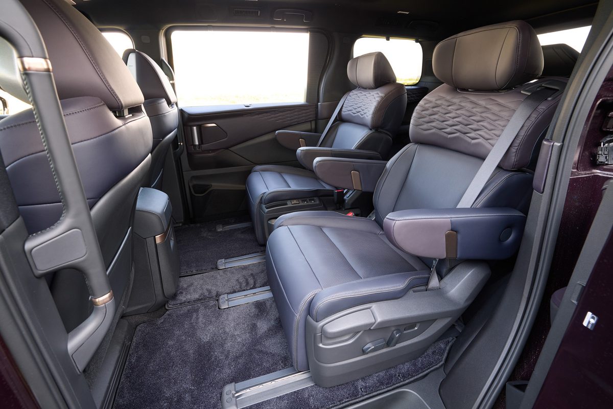 Nissan Elgrand - photo 11