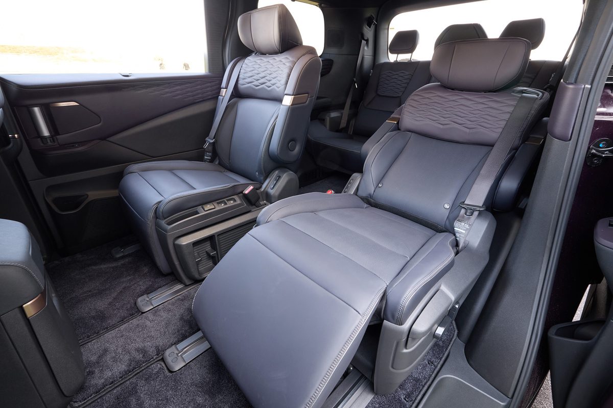 Nissan Elgrand - photo 12