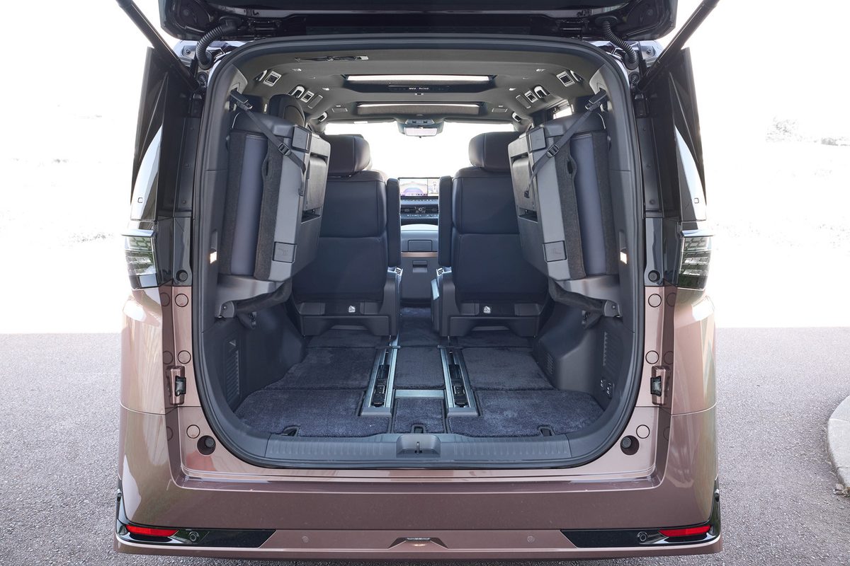Nissan Elgrand - photo 14