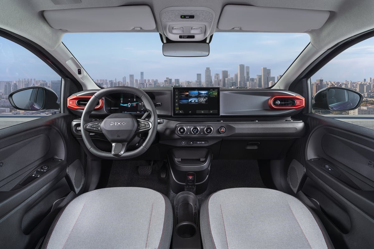 Nissan Pixo interior