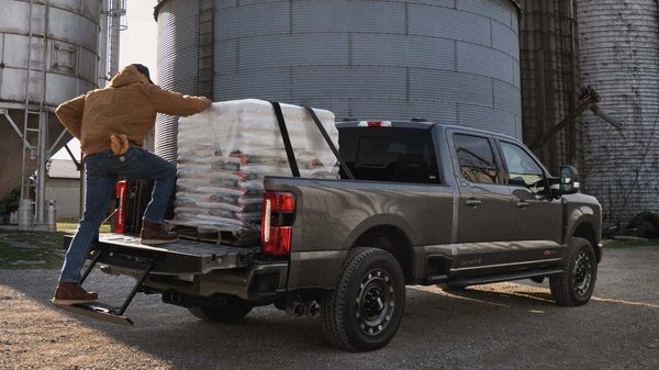 Ford Super Duty × Carhartt: колёса с рисунком канализационного люка, строительная отделка, Neptune Blue