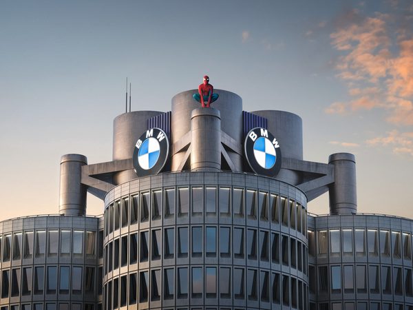 BMW показала рекламу «Человека-паука» в машинах владельцев