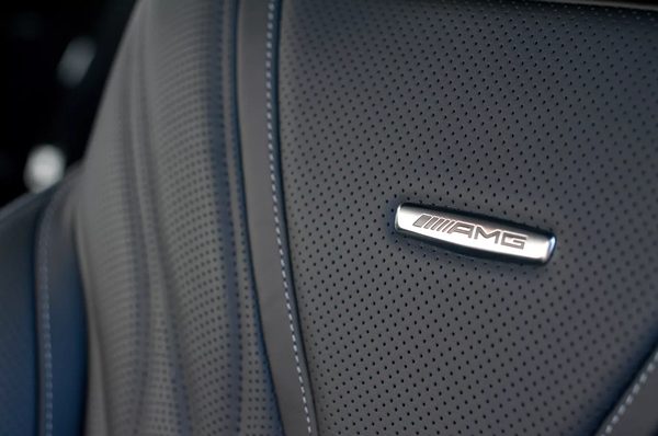 Владельцы Mercedes-AMG подали в суд из-за ожогов от логотипов на креслах