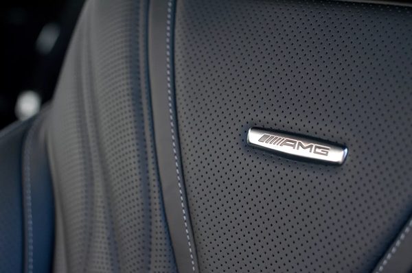 Владельцы Mercedes-AMG подали в суд из-за логотипов на креслах, которые оставляют ожоги