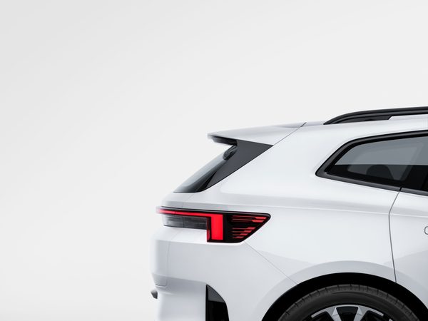 Polestar 4 SUV вернул заднее стекло и подешевел