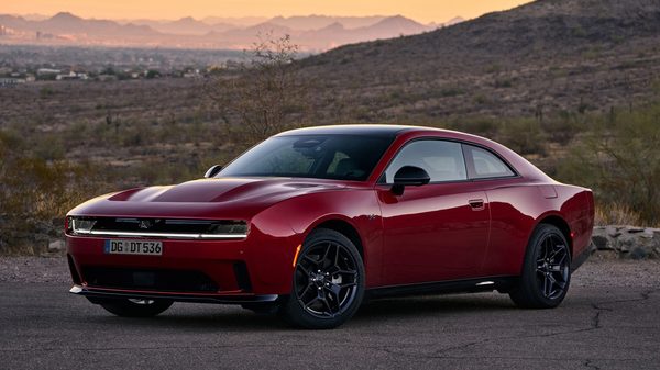 Dodge открыл в Европе заказы на новый Charger: электрическая Daytona и бензиновый Sixpack, от 66 000 евро ($71 000)