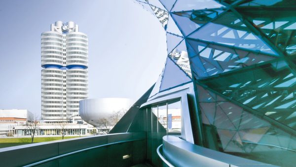 BMW weighs an SUV above the X7 and a small Neue Klasse