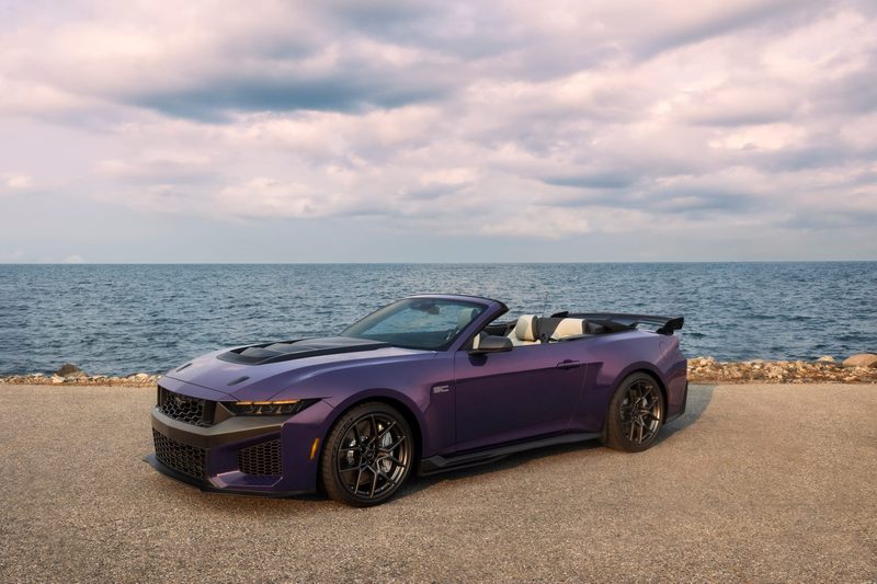 Ford reveals the 795 hp Dark Horse SC convertible - photo 2