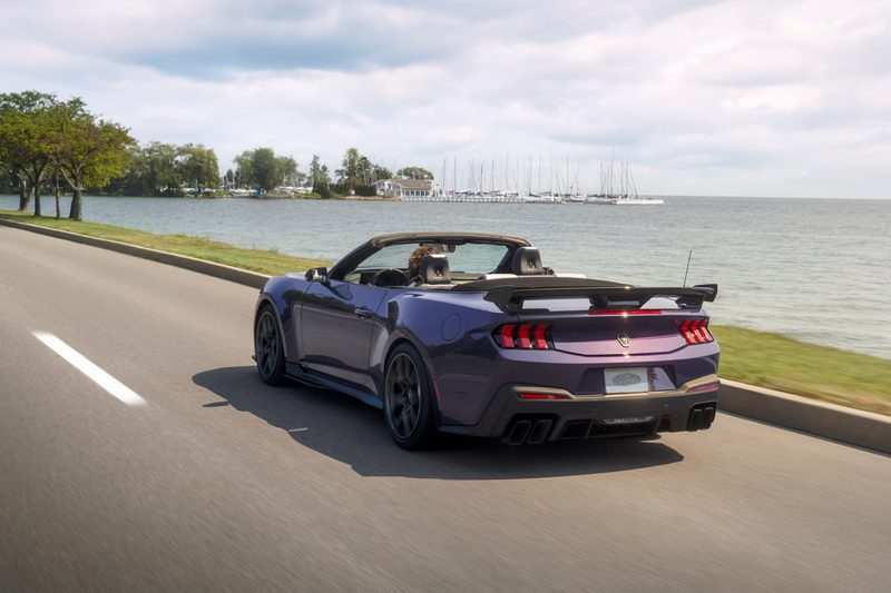 Ford reveals the 795 hp Dark Horse SC convertible - photo 3